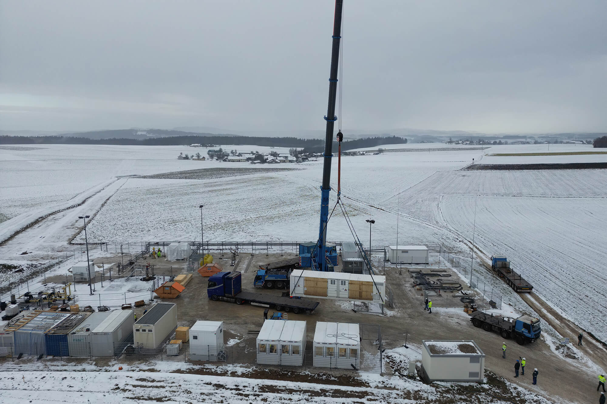A crane and trucks during the construction of the Rubensdorf storage facility