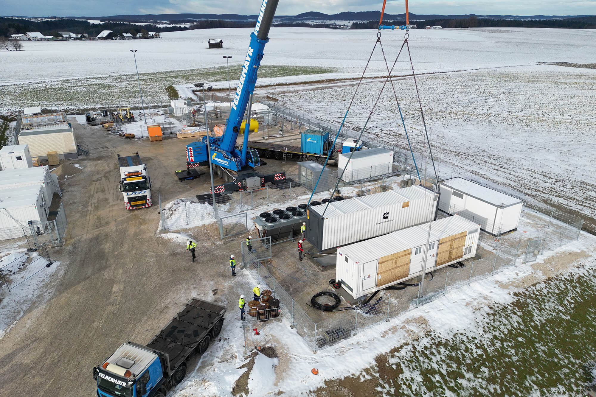 A crane and trucks during the construction of the Rubensdorf storage facility