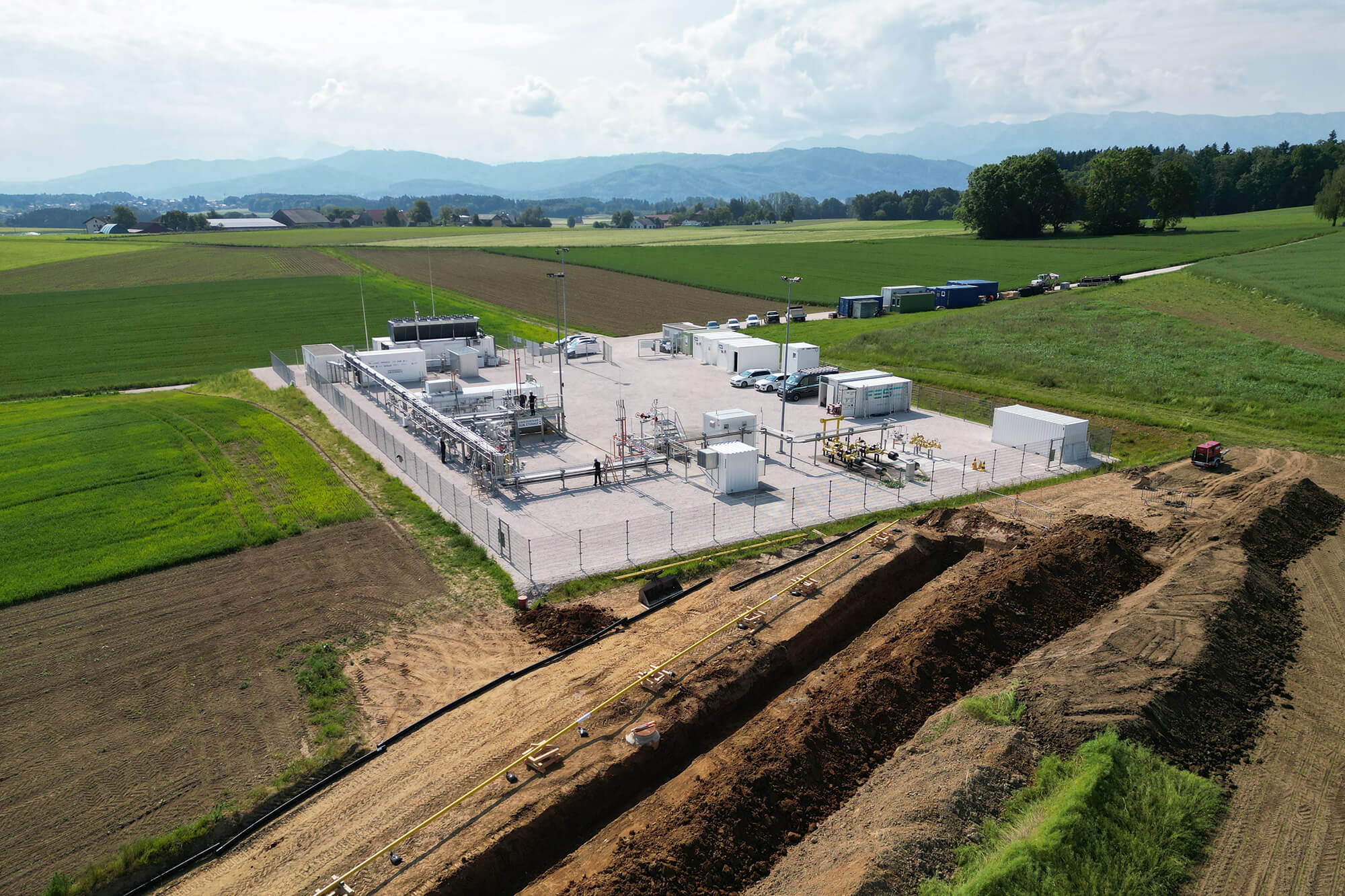Construction of the USS hydrogen pipeline surrounded by green fields