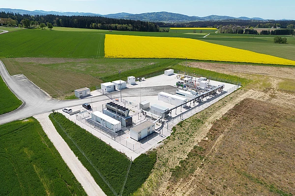 Speicher Rubensdorf umgeben von Feldern