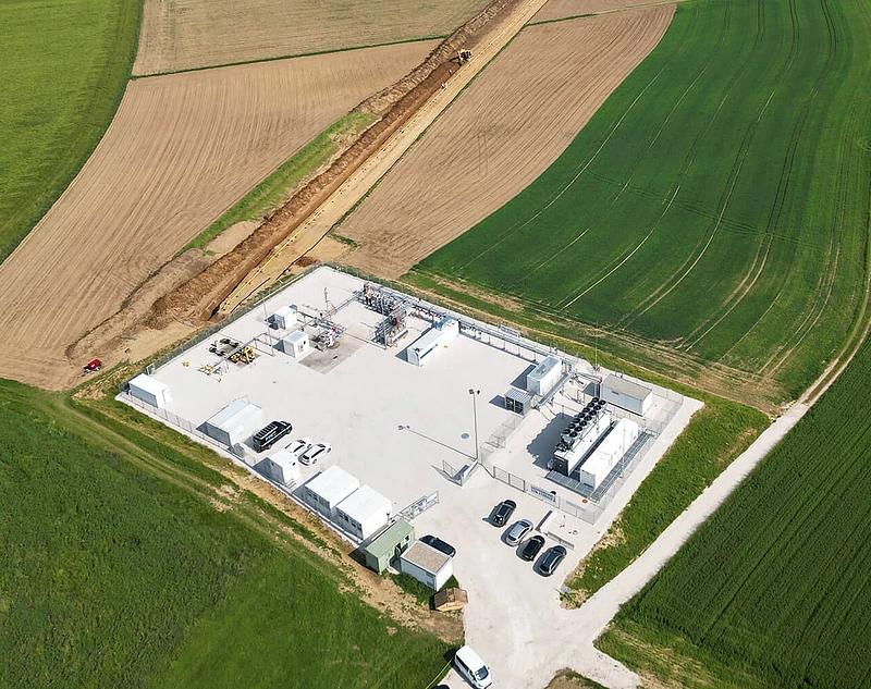 USS hydrogen pipeline surrounded by fields