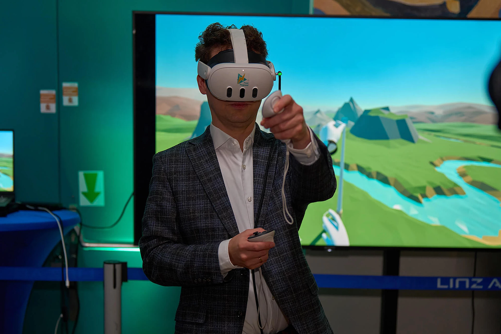 Visitor with VR glasses at the H2 Convention