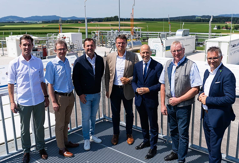 RAG CEO Markus Mitteregger, Federal Minister Martin Kocher, and other important representatives in a group photo at the Rubensdorf facility