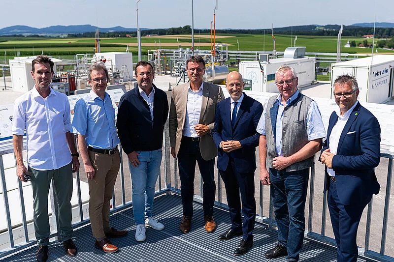 RAG CEO Markus Mitteregger, Federal Minister Martin Kocher und weitere wichtige Vertreter auf einem Gruppenfoto auf der Anlage Rubensdorf