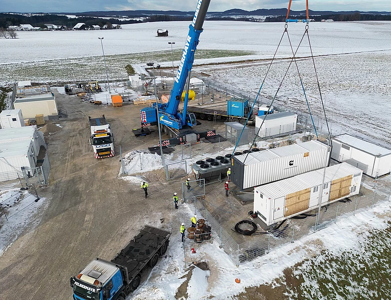 A crane and trucks during the construction of the Rubensdorf storage facility
