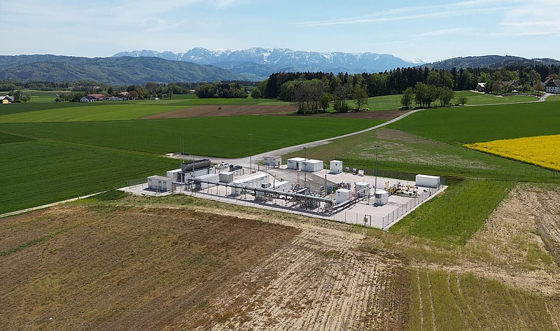 Speicher Rubensdorf umgeben von grünen Feldern